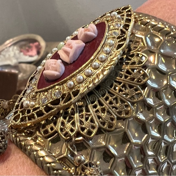 Cuff bracelet reworked with vintage jewelry added gold pink flowers - Picture 7 of 7